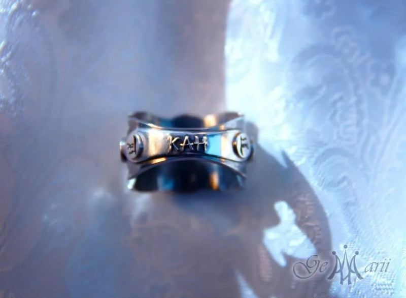 Ring med ornamenterede sider
