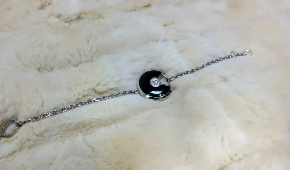 Armbånd med mørk rund detalje