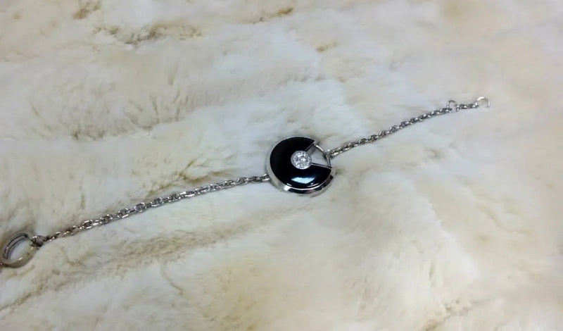 Armbånd med mørk rund detalje