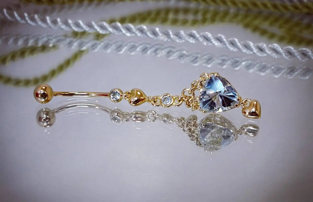 Piercingsmykke med hængende detalje