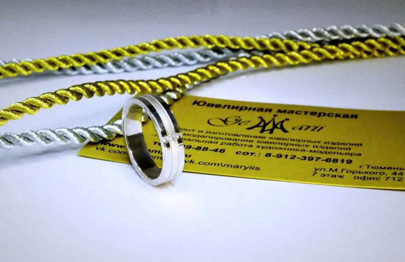 Lys ring med indgraverede felter