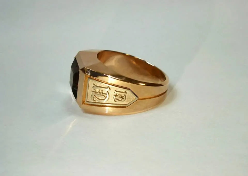 Ring med indgraverede sider