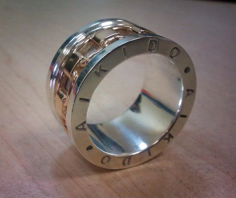 Ring med kantede flader