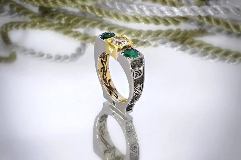 Geometrisk ring med farvede sten