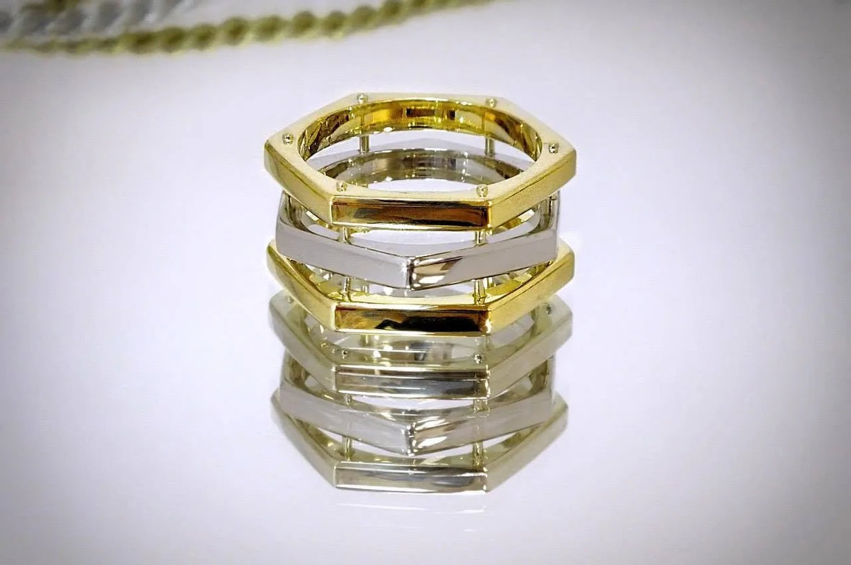 Geometrisk ring med farvede sten — en anden vinkel