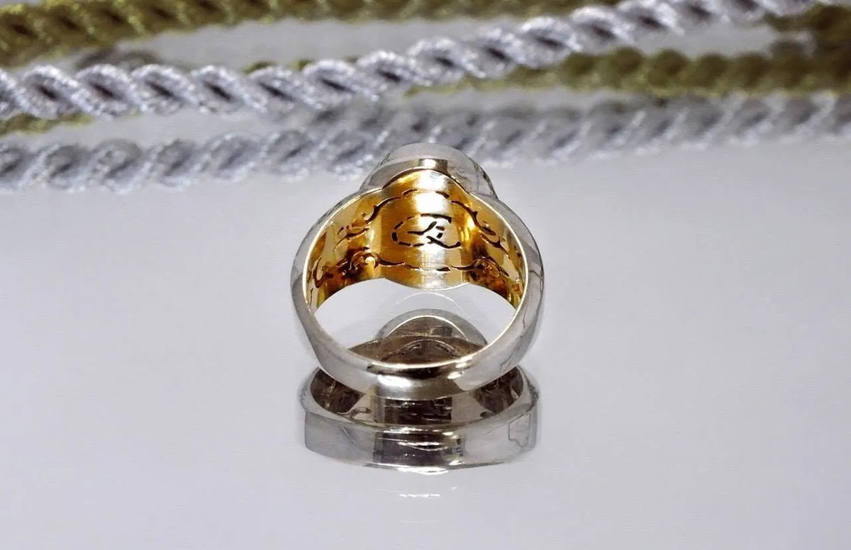 Geometrisk ring med farvede sten — en anden vinkel