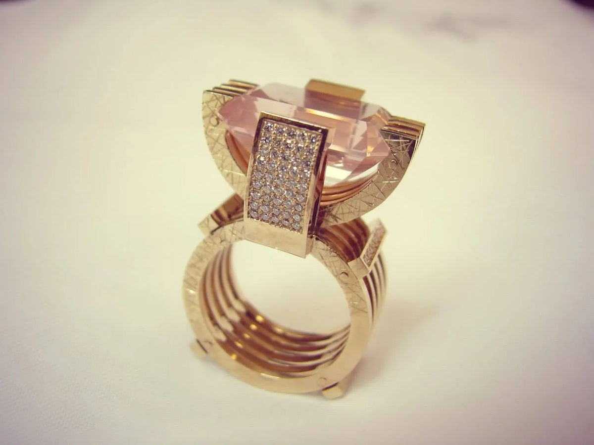 Ring med geometrisk, skulpturel top