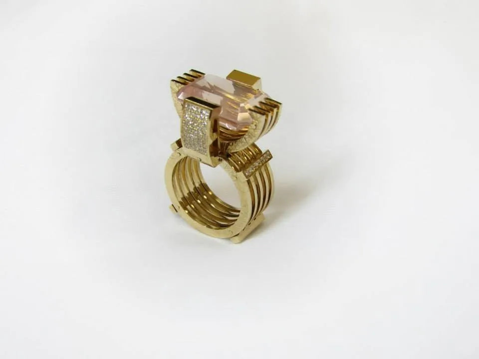 Ring med geometrisk, skulpturel top — en anden vinkel