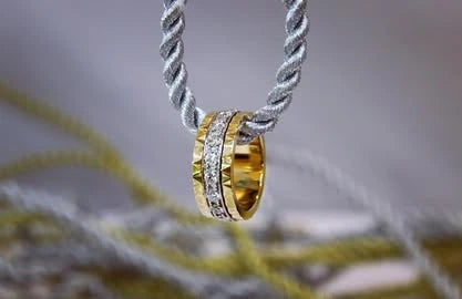 Ring med lyse sten mellem gyldne kanter