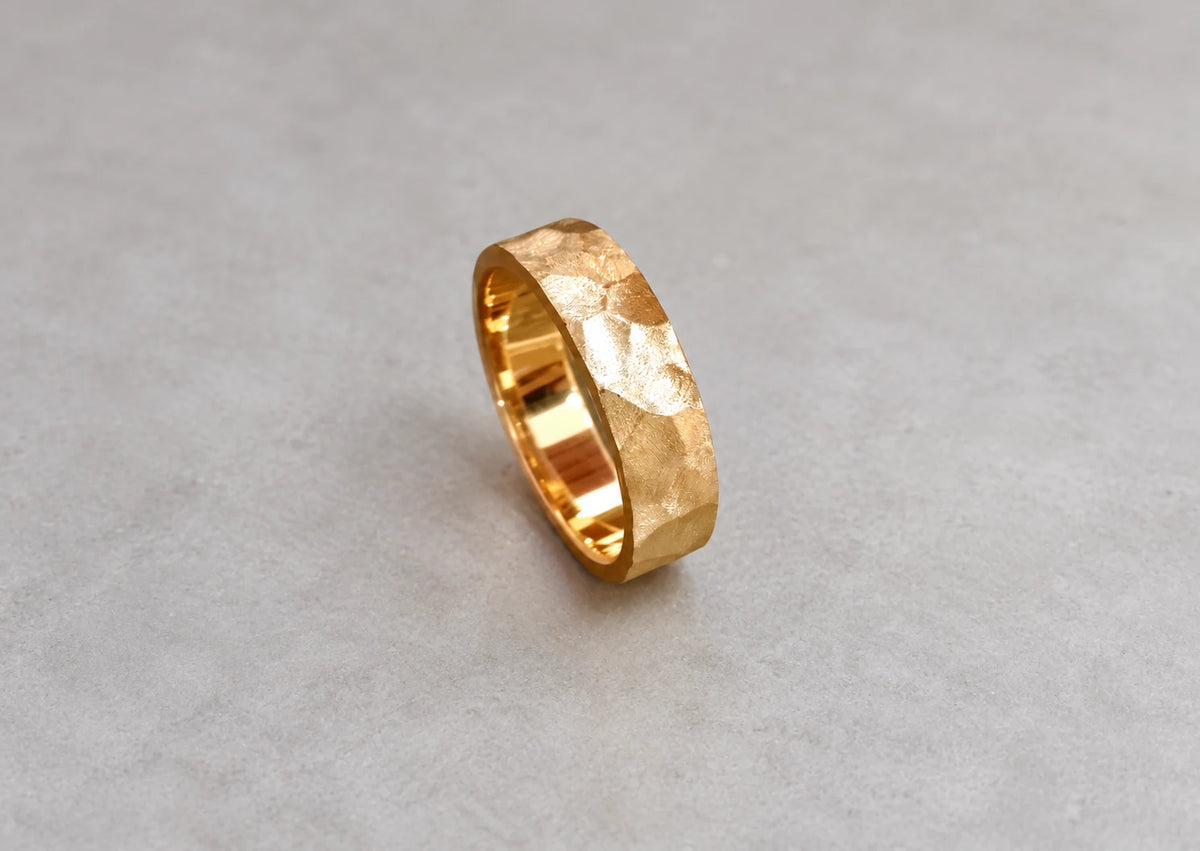 Ring med en facetteret overflade