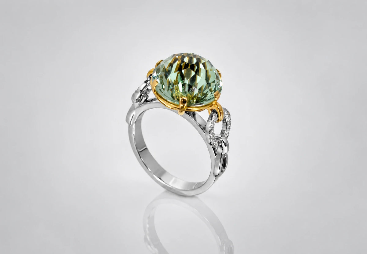 Ring med grøn sten og blomsterdetaljer