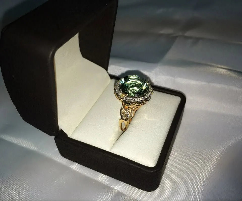 Ring med rund grøn sten