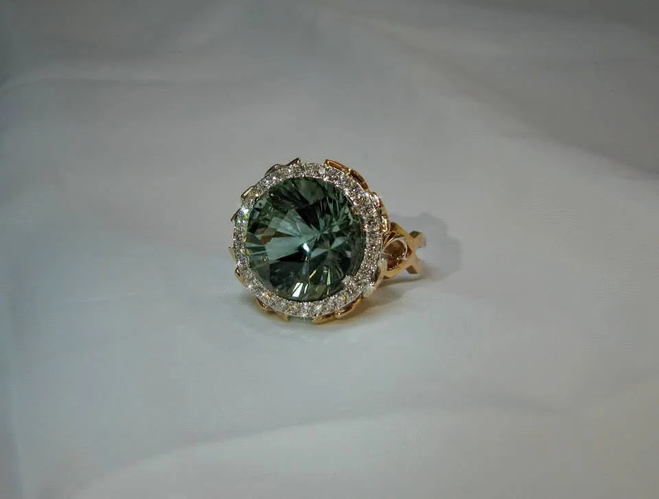 Ring med rund grøn sten — en anden vinkel