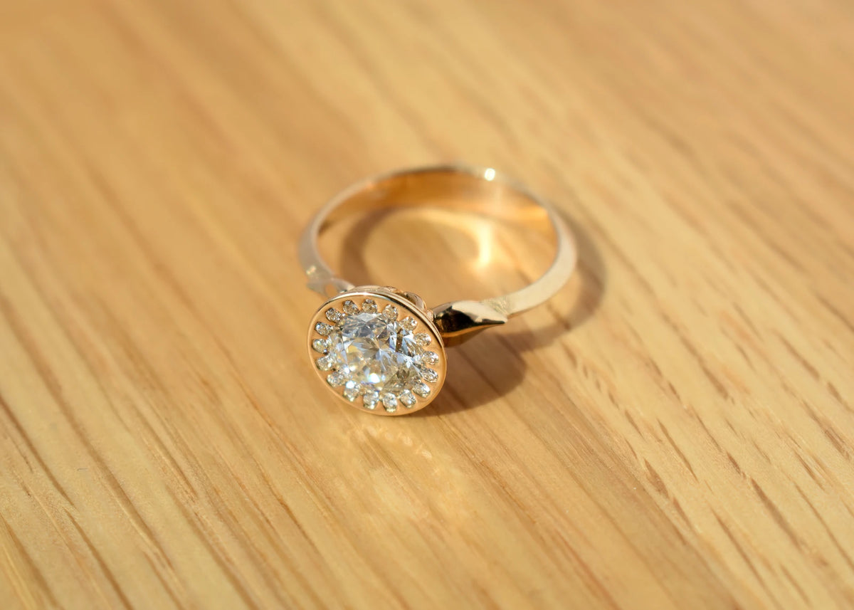 Speciallavet halo ring i roseguld med diamanter