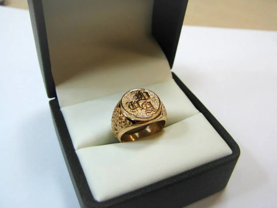 Ring med bogstavmotiv i relief — 1