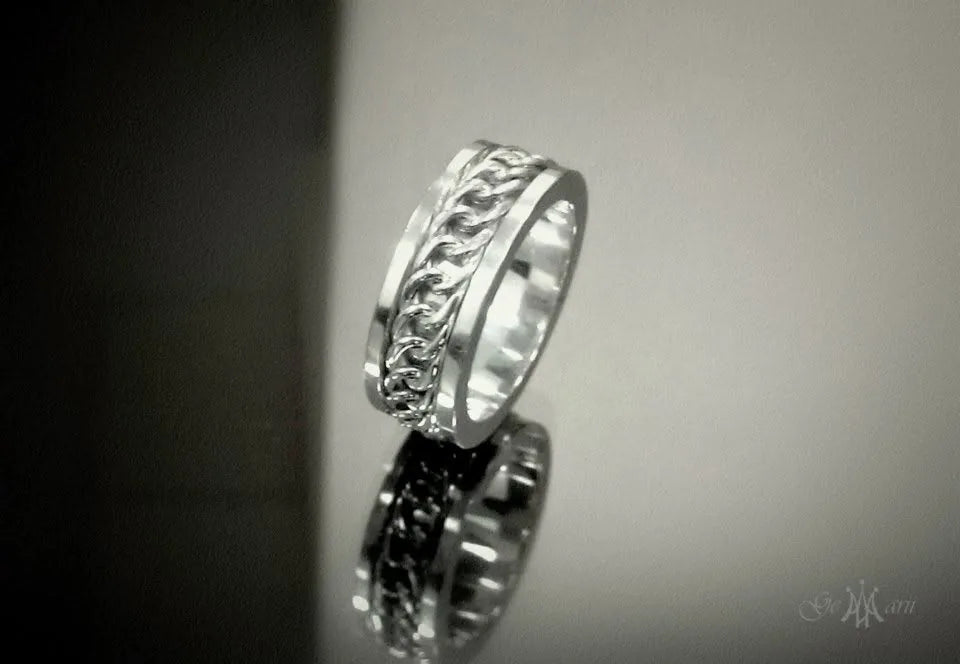 Ring med flettet mønster