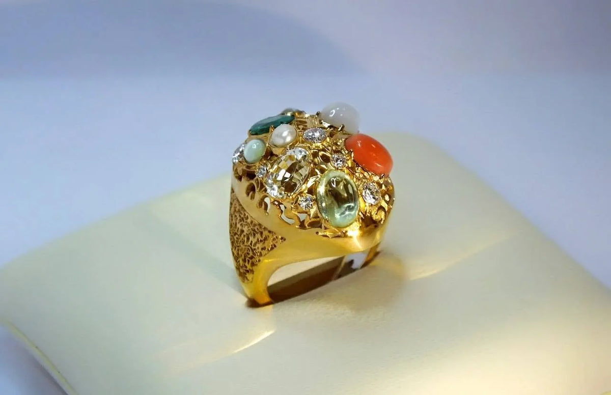 Ring med farvede sten