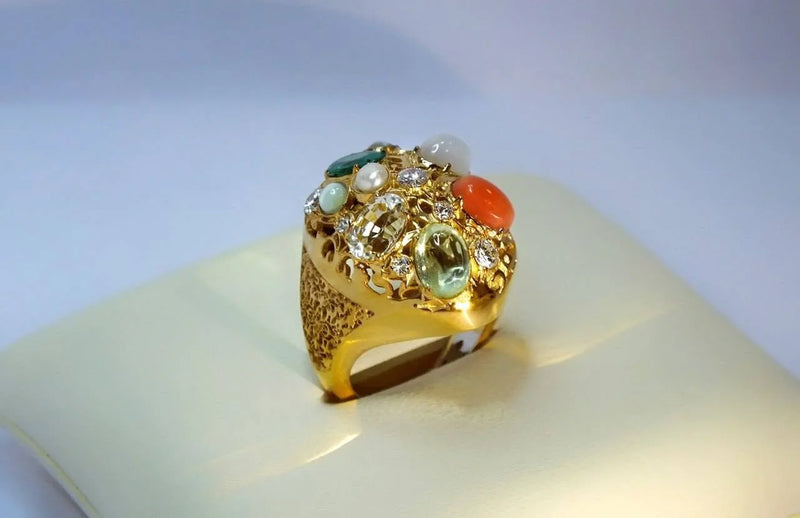 Ring med farvede sten