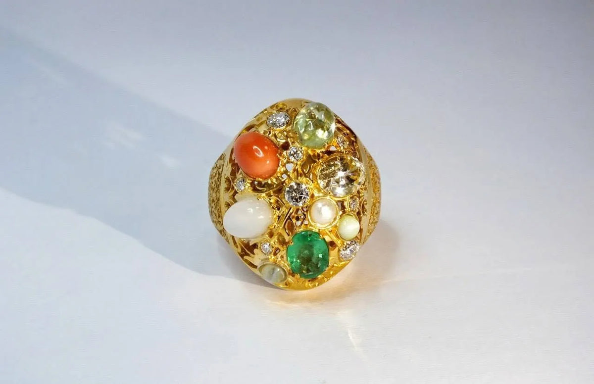 Ring med farvede sten — en anden vinkel
