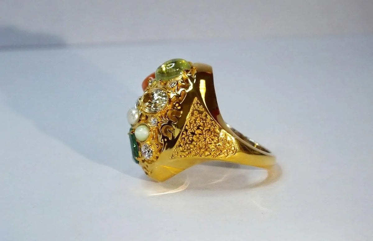Ring med farvede sten — en anden vinkel