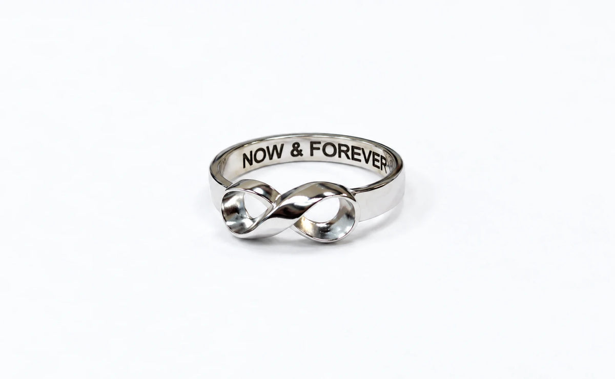 Ring med evighedsmotiv og gravering — 1