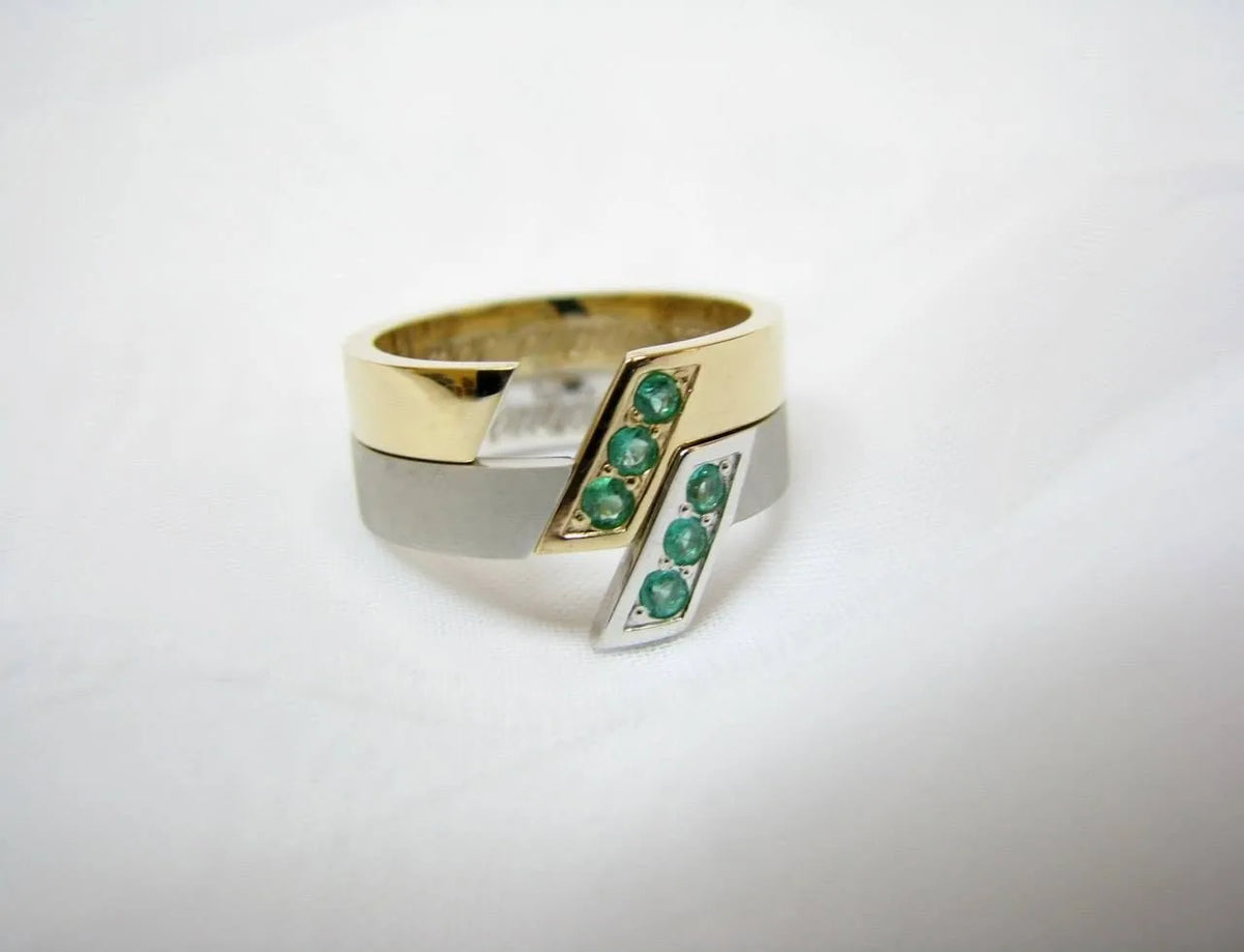 Åben ring med grønne sten