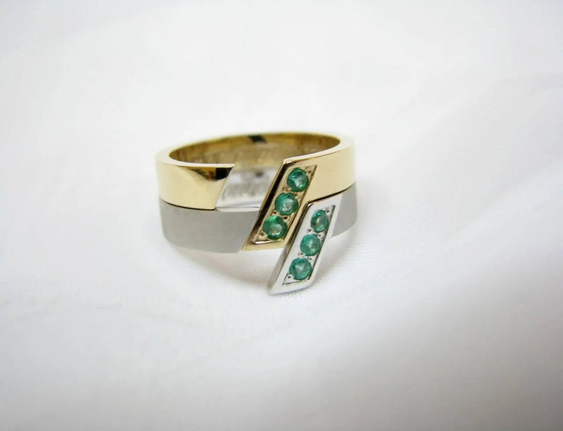 Åben ring med grønne sten