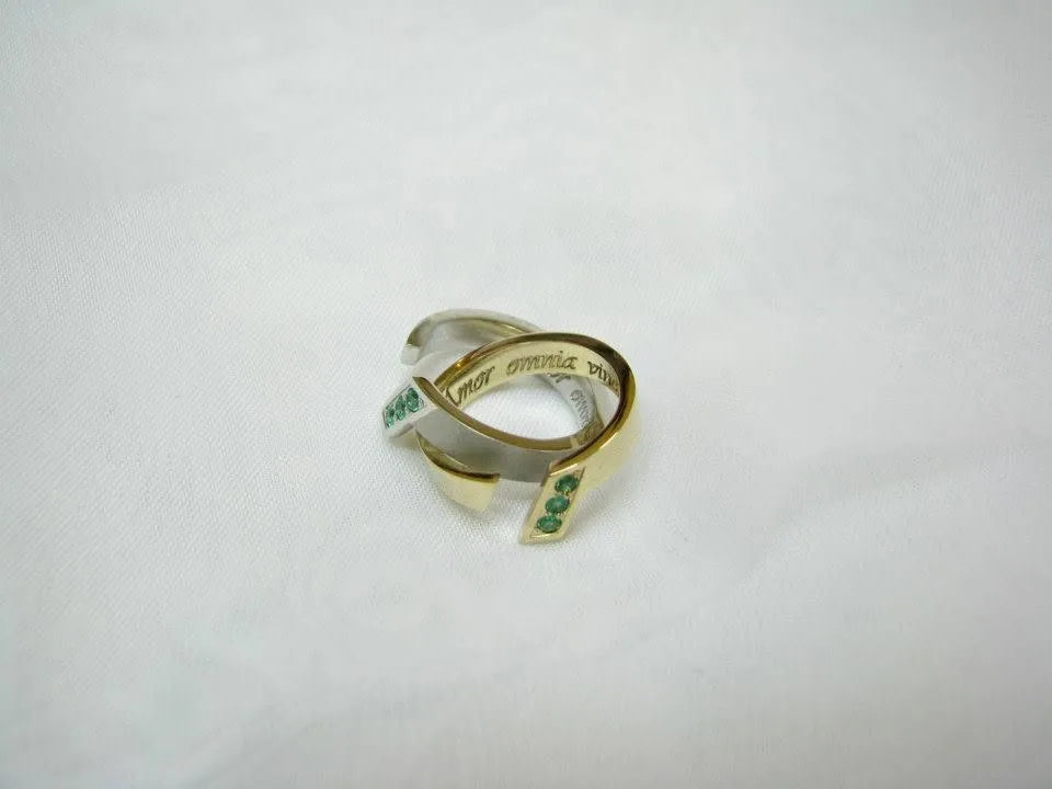 Åben ring med grønne sten — en anden vinkel