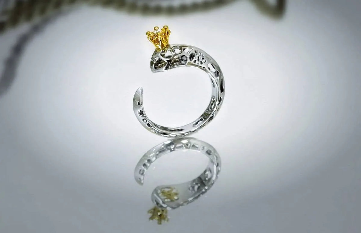 Åben ring med krone og lyse sten