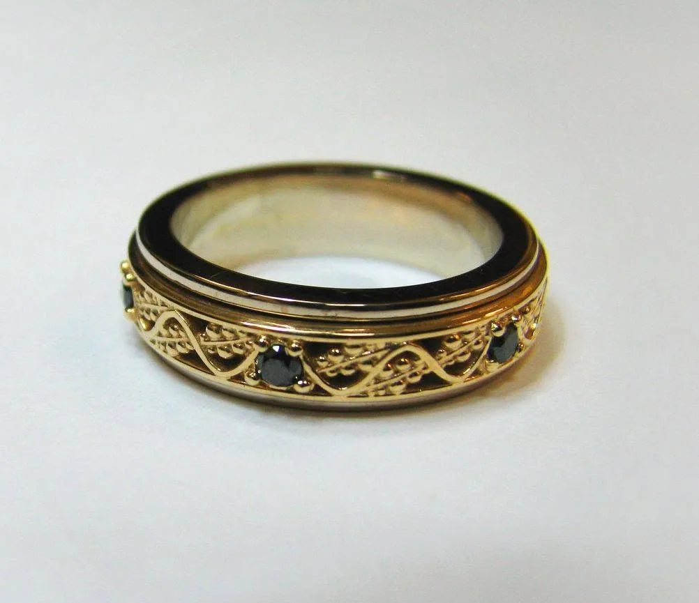 Ring med ornamenteret kant