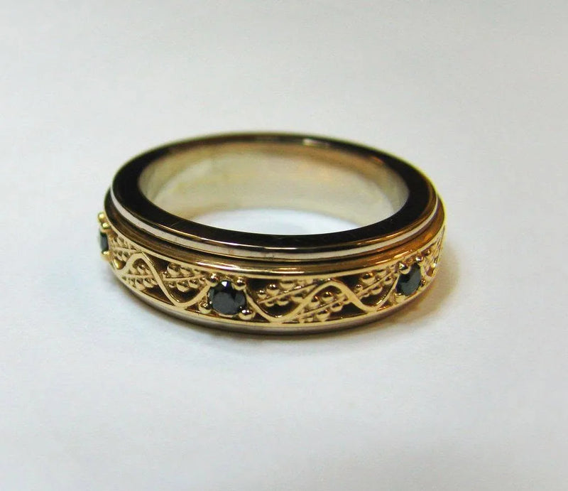 Ring med ornamenteret kant