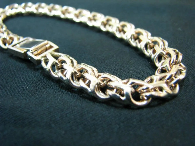 Armbånd med åbne ornamenter