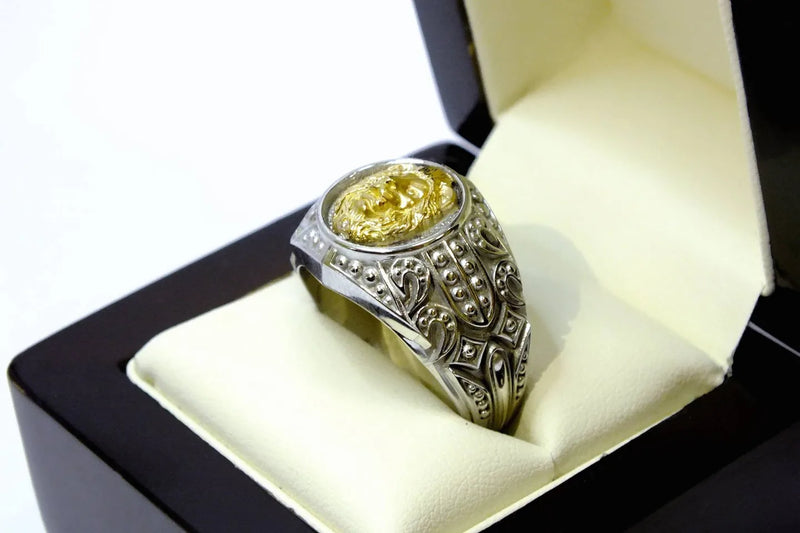 Lys ring med dekorerede skuldre