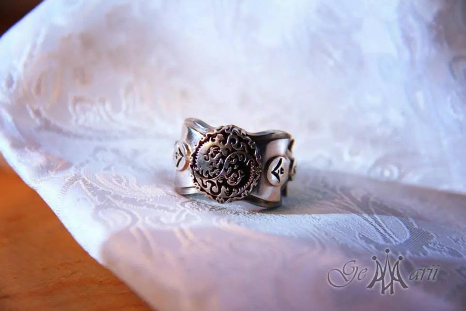 Personlig ring med rundt ornament