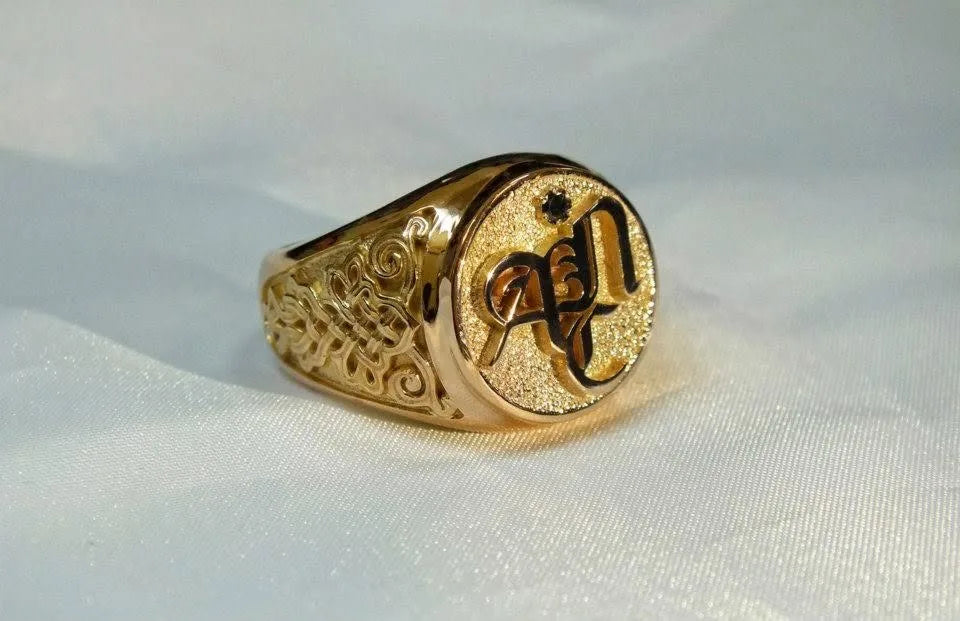 Ring med bogstavmotiv og ornamenter
