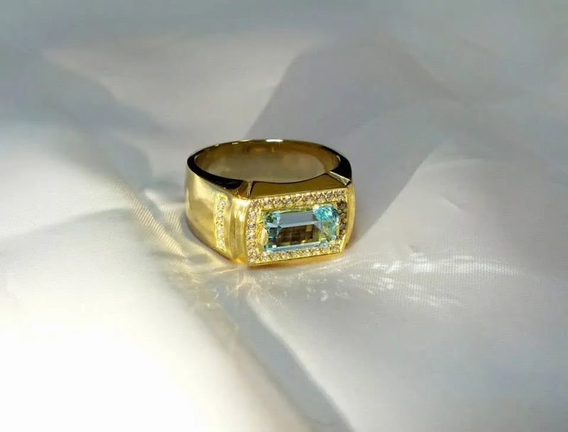 Bred ring med grøn sten