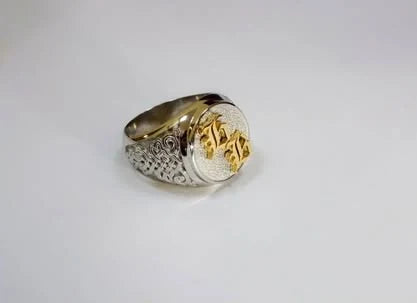 Signetring med rundt initialmotiv — 1