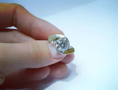 Ring med svungen indfatning — 1