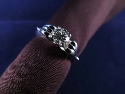 Forlovelsesring i hvidguld med diamant og rubiner