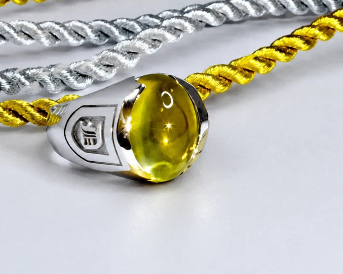 Ring med oval gulgrøn sten