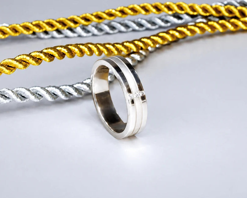 Lys ring med indgraverede felter