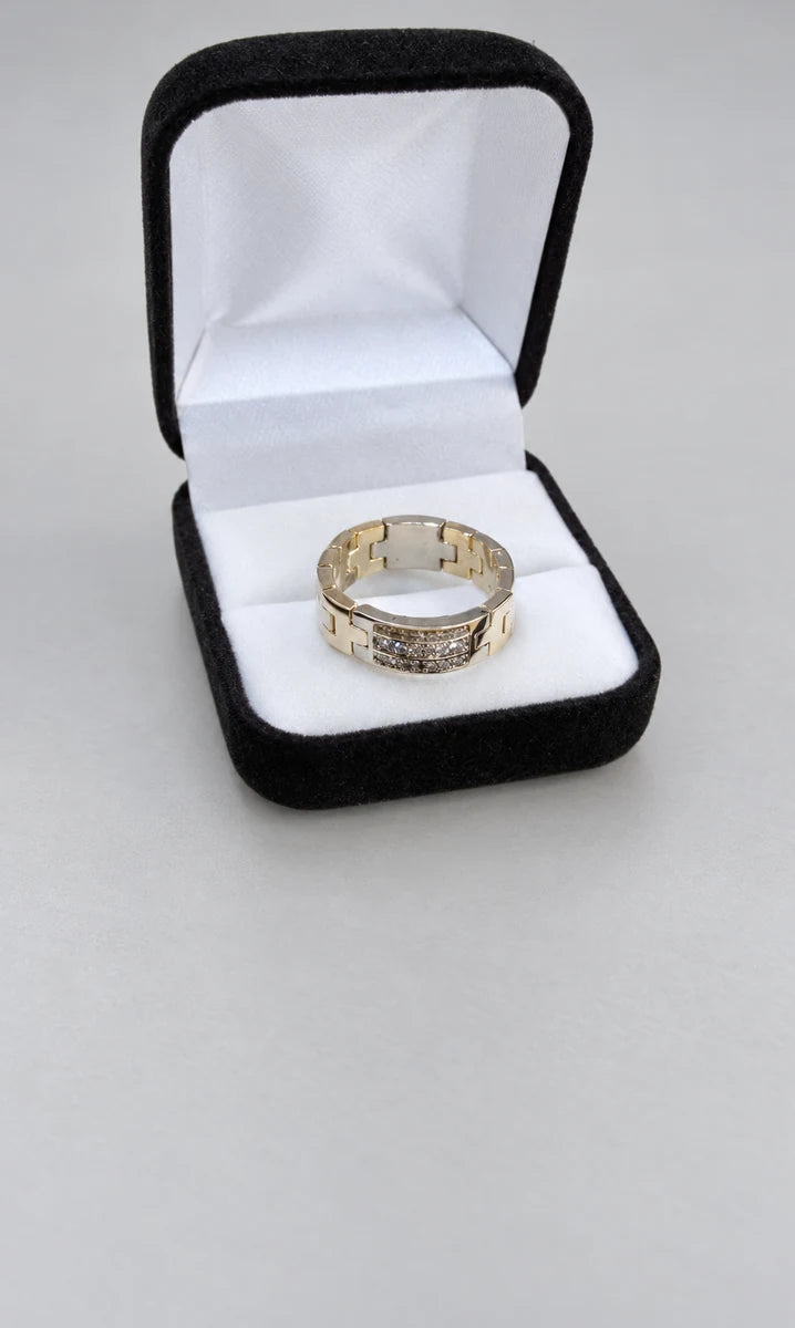 Ring med kantede led og lyse sten