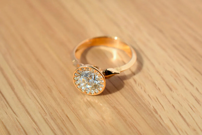 Speciallavet halo ring i roseguld med diamanter