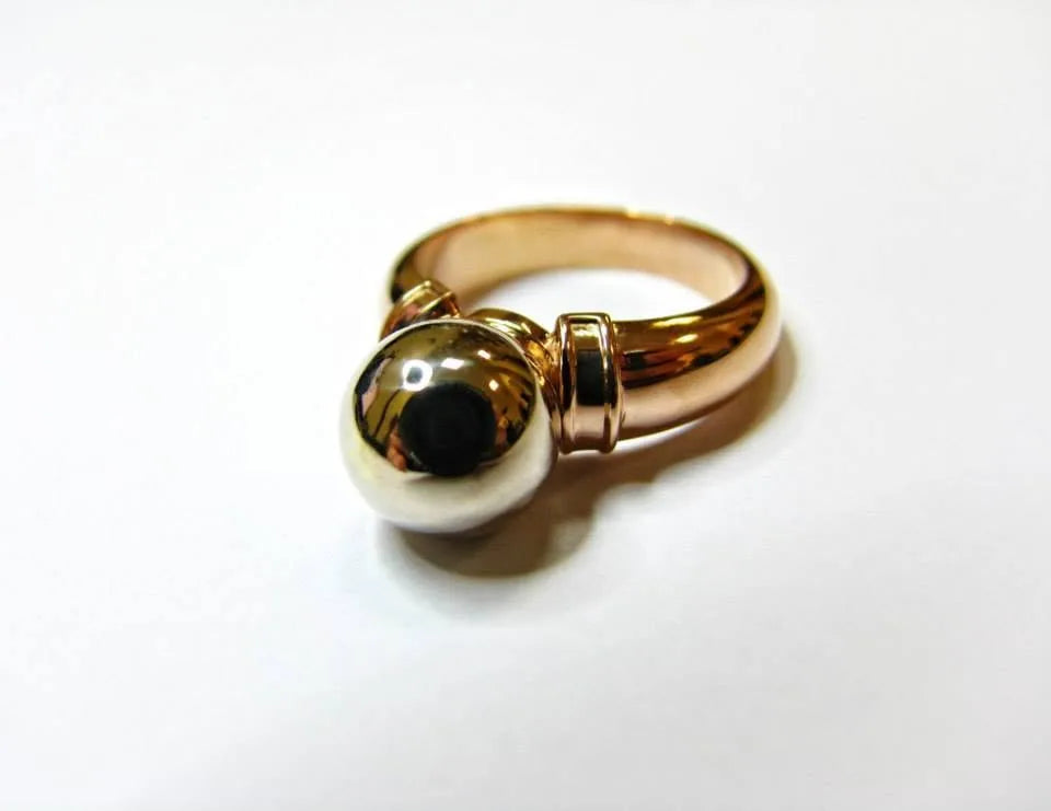Ring med rund sten — en anden vinkel