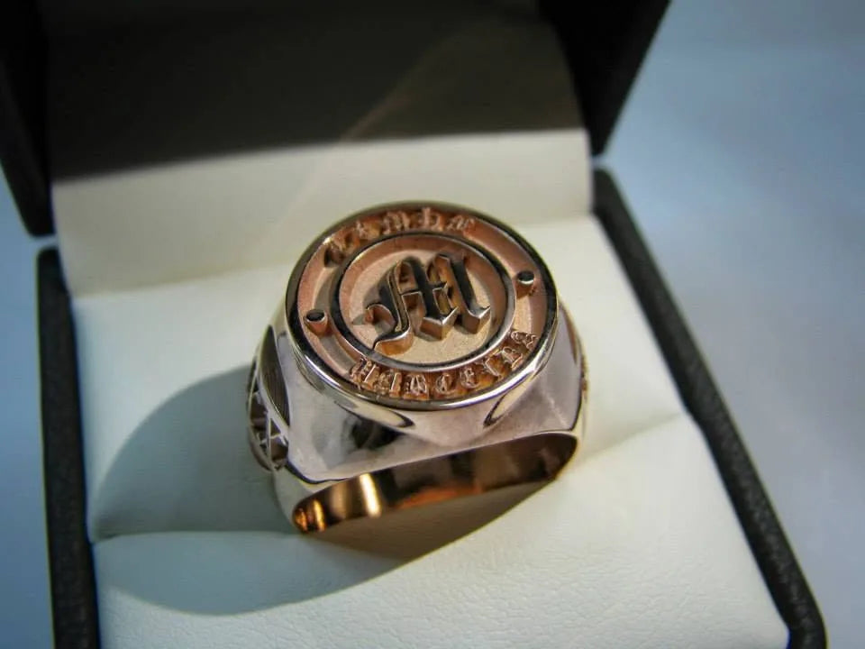 Ring med rundt emblem