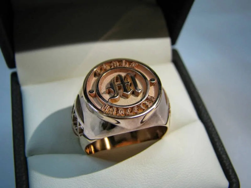Ring med rundt emblem
