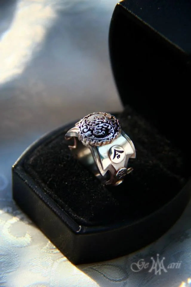 Ring med rundt ornament
