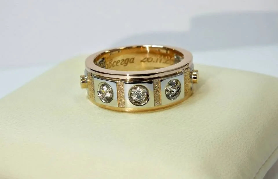 Bred ring med runde sten — en anden vinkel