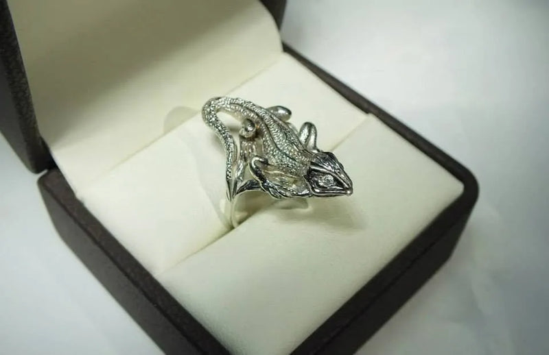 Ring med skulpturel overflade