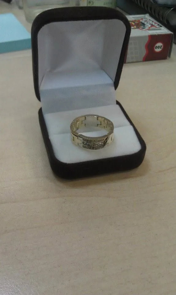 Ring med kantede led og lyse sten